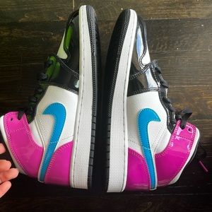 Air Jordan 1 Mid Se “Cyber Active Fushia”